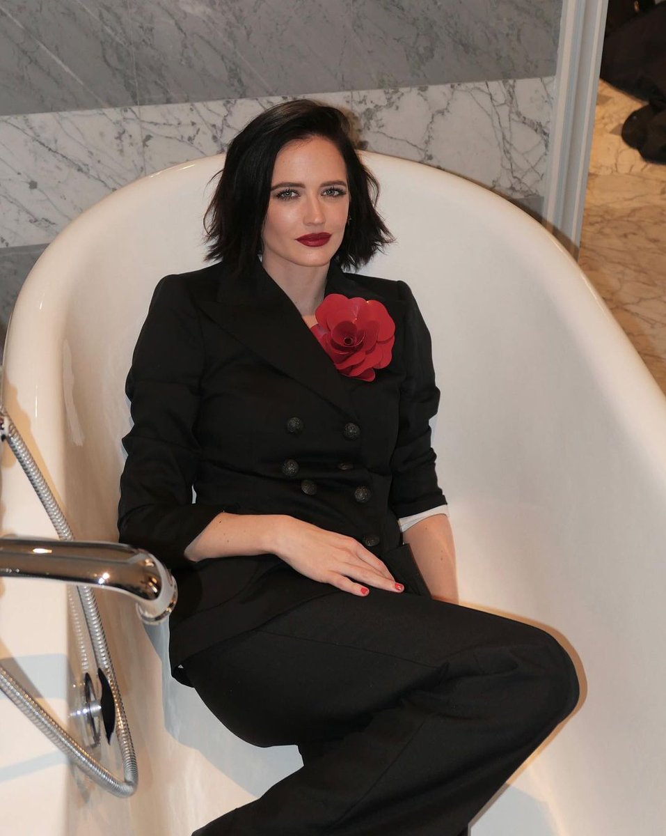 evagreenitalia_'s tweet photo. Eva Green getting ready for the private screening of #TheThreeMusketeers #DArtagnan on March 29 🌺 https://t.co/aivRqByh0F