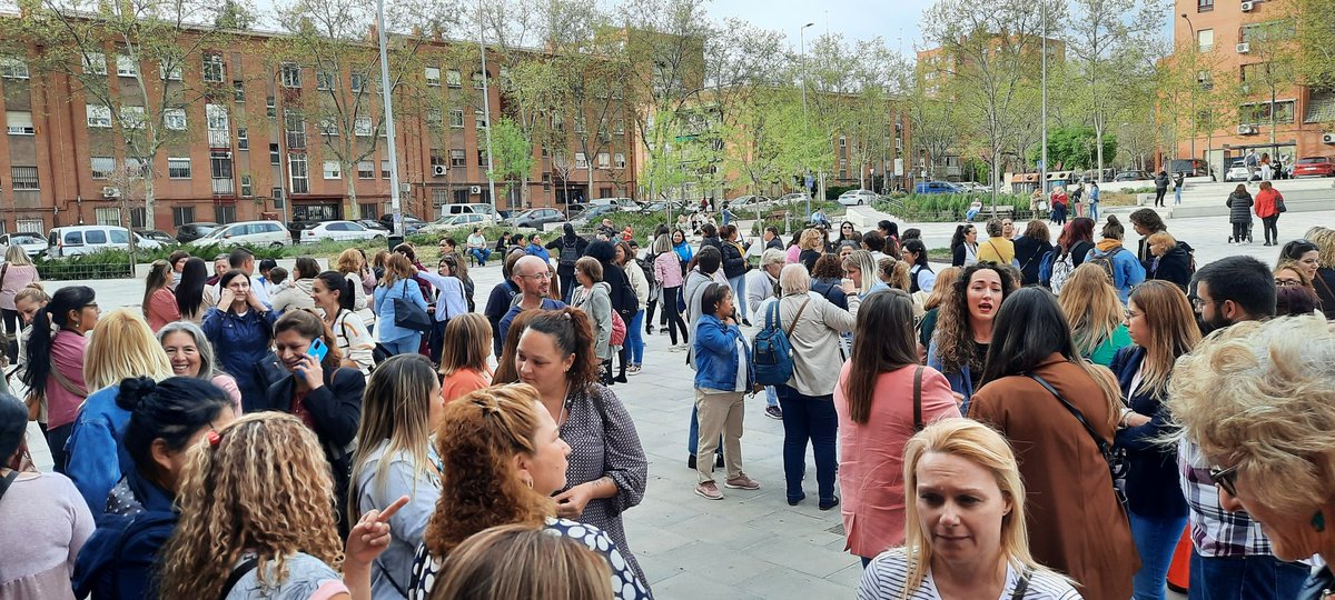 leonor_laleo79's tweet photo. Reconociemiento de los Servicios Sociales de  la JMD de P. Vallecas a las auxiliares de ayuda a domicilio del distrito por la labor que hacen cada dia y la que hicieron en pandemia.Sois los ojos y las manos de una administracion que sabe que  los cuidados son esenciales.Gracias https://t.co/4x1ZLgluki