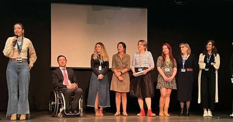 leonor_laleo79's tweet photo. Reconociemiento de los Servicios Sociales de  la JMD de P. Vallecas a las auxiliares de ayuda a domicilio del distrito por la labor que hacen cada dia y la que hicieron en pandemia.Sois los ojos y las manos de una administracion que sabe que  los cuidados son esenciales.Gracias https://t.co/4x1ZLgluki