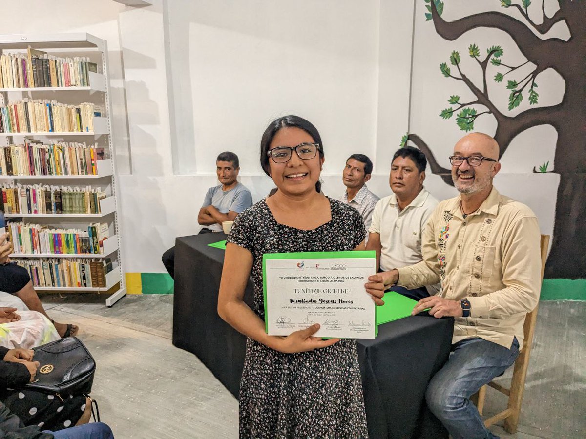 ceuxhidza's tweet photo. ✅El viernes 25 de marzo, se llevó a cabo la ceremonia de #graduación de los 7 estudiantes del Centro de Estudios Universitarios Xhidza, en la comunidad zapoteca de #SantaMaríaYaviche.
 
📎Agradecemos a todos quienes colaboraron en este esfuerzo de educación universitaria. https://t.co/dcyPFPhGVE