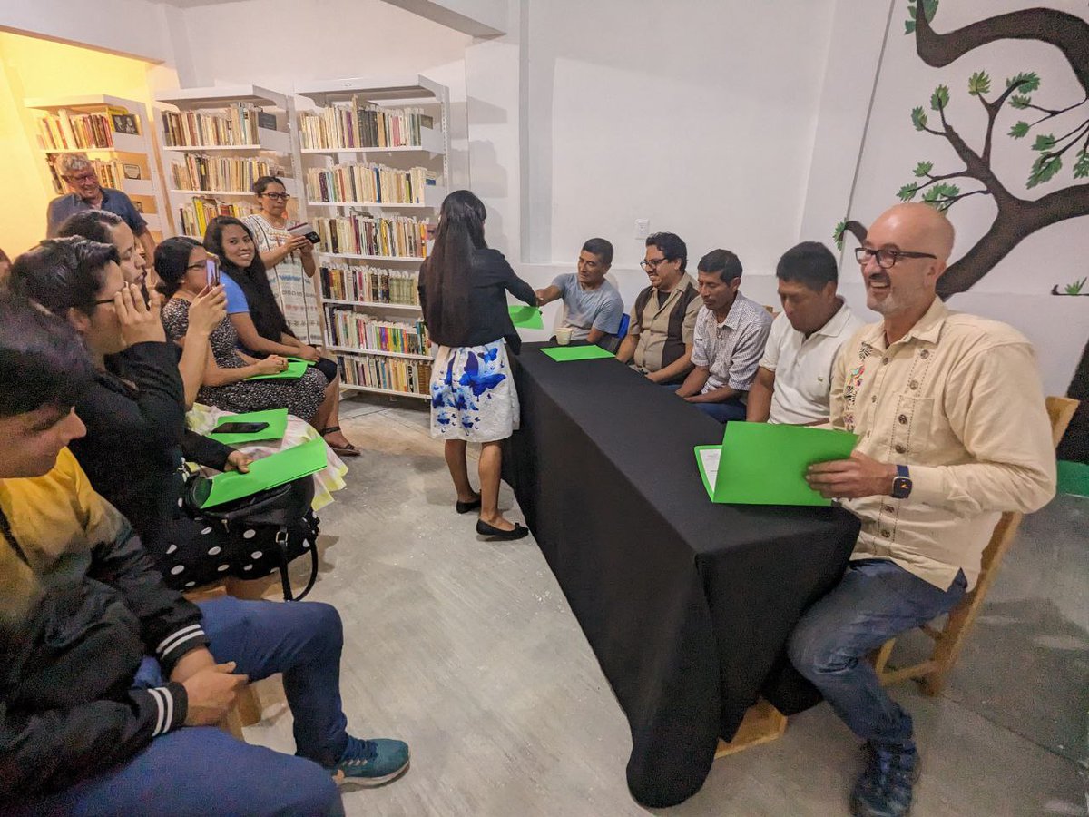 ceuxhidza's tweet photo. ✅El viernes 25 de marzo, se llevó a cabo la ceremonia de #graduación de los 7 estudiantes del Centro de Estudios Universitarios Xhidza, en la comunidad zapoteca de #SantaMaríaYaviche.
 
📎Agradecemos a todos quienes colaboraron en este esfuerzo de educación universitaria. https://t.co/dcyPFPhGVE