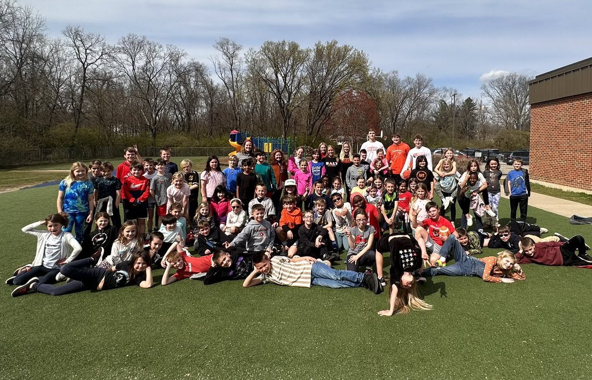 SALTAnderson's tweet photo. Happy to enjoy this spring weather at recess with our @FHSchools during Healthy Habits week!!

@AHSRaptorsAD @AndersonRaptors https://t.co/oFkVRiZYve
