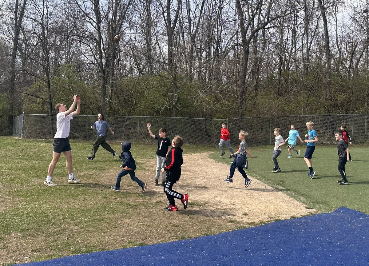 SALTAnderson's tweet photo. Happy to enjoy this spring weather at recess with our @FHSchools during Healthy Habits week!!

@AHSRaptorsAD @AndersonRaptors https://t.co/oFkVRiZYve
