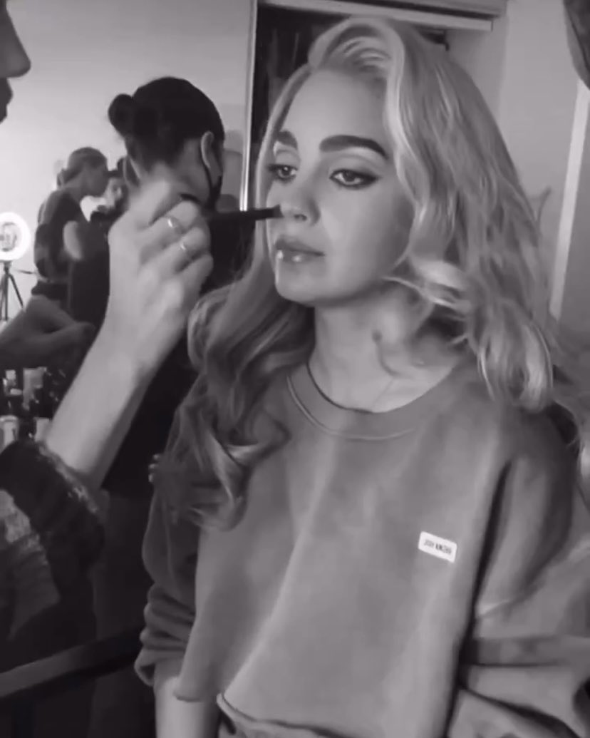 barrerafiles's tweet photo. (mini thread) melissa barrera behind the scenes of her recent shoot with glamour magazine mexico ⚡️ https://t.co/ADzYAsXrul
