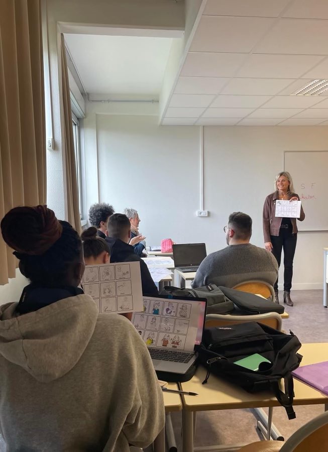 lycee_veil's tweet photo. Dans le cadre du chef d’œuvre, la classe de 1ère métiers de l’accueil a eu la chance de recevoir Mme Ducarmes, éducatrice spécialisée au centre d’Audiophonologie et d’Éducation Sensorielle (CAES). #inclusion #lyceepro @AcReims @dsden08 @RA_GrandEst https://t.co/eW76ditkM7