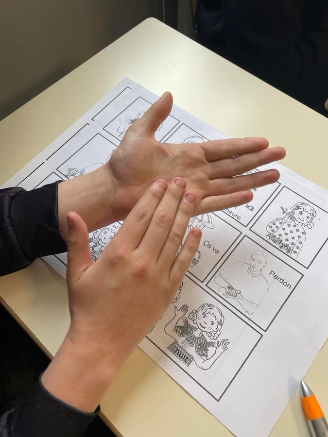 lycee_veil's tweet photo. Dans le cadre du chef d’œuvre, la classe de 1ère métiers de l’accueil a eu la chance de recevoir Mme Ducarmes, éducatrice spécialisée au centre d’Audiophonologie et d’Éducation Sensorielle (CAES). #inclusion #lyceepro @AcReims @dsden08 @RA_GrandEst https://t.co/eW76ditkM7