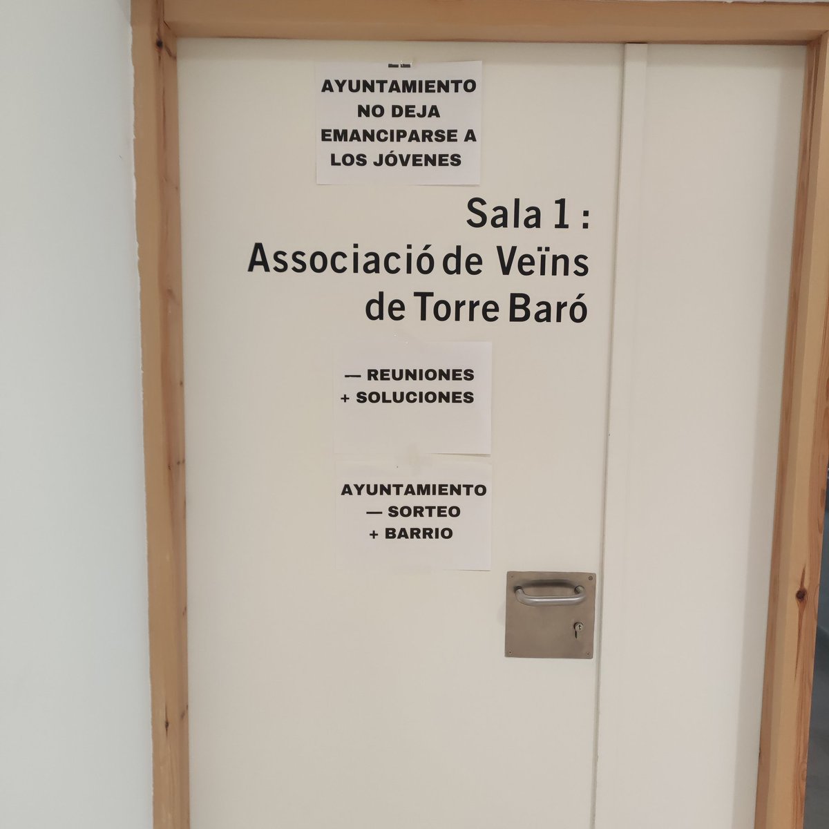 avvtorrebaro9b's tweet photo. La AVV no ha participado en el acto de entrega de llaves. Seguiremos pidiendo claridad en el proceso de adjudicación de los pisos, que la juventud no tenga que marcharse a otro barrio. Gracias a las vecinas y vecinos por vuestro apoyo, juntos somos + fuertes y hacemos + barrio. https://t.co/8SOylUEDav