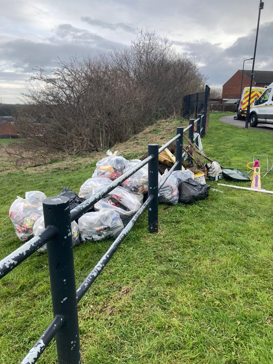 KHarrisonPS's tweet image. The figures are in! 75 People on Probation have worked a total of 525 hours during the period of #GBSpringClean 
Collecting a total of 563 bags of Litter from around #SouthYorkshire 

@UPW_OpsManager @KeepBritainTidy @Payback_PS_YatH @StavesGlyn @PS_YatH_HeadUPW