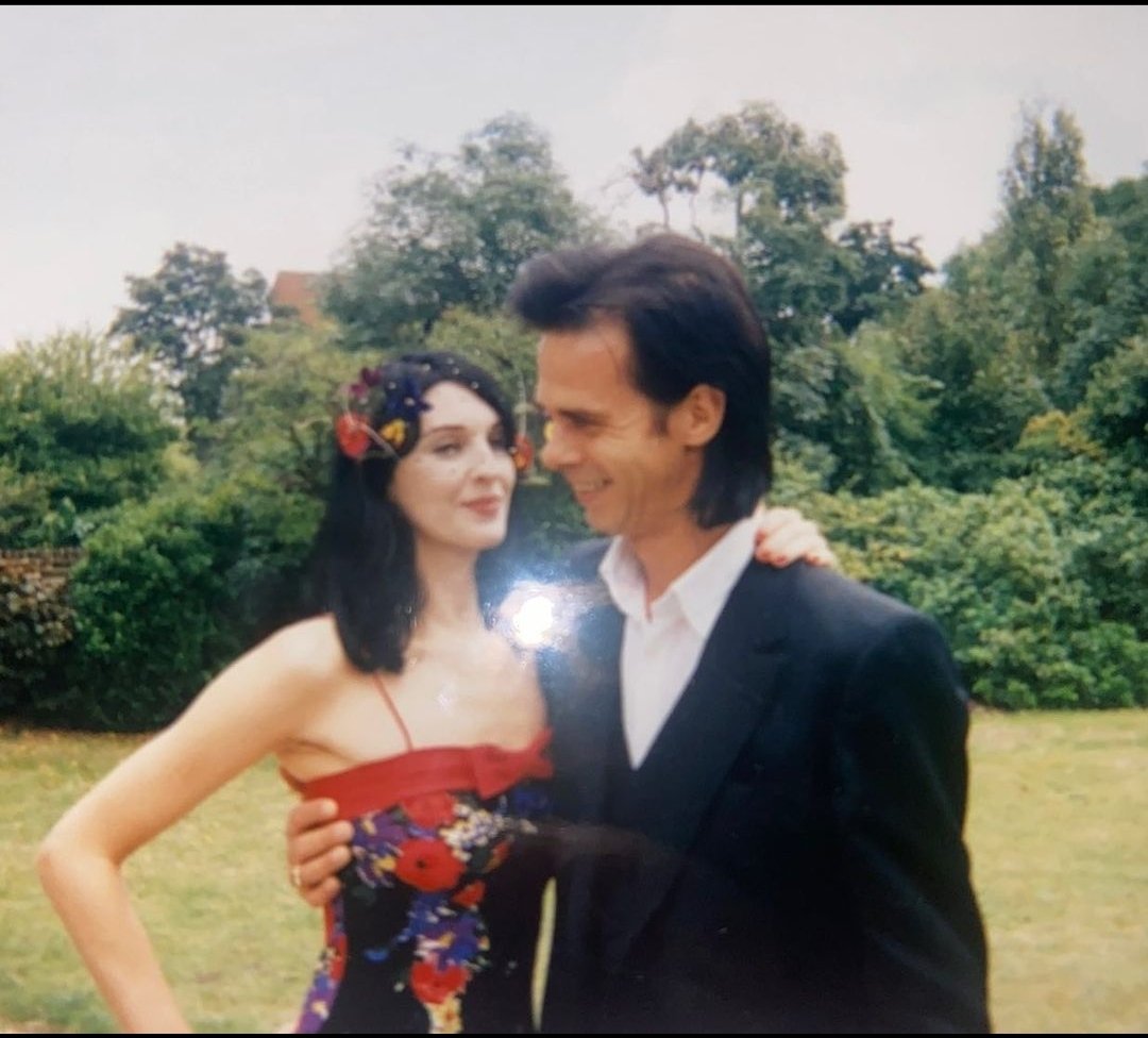 Nick Cave zamanında kır düğünü yaparak evlenmiş.