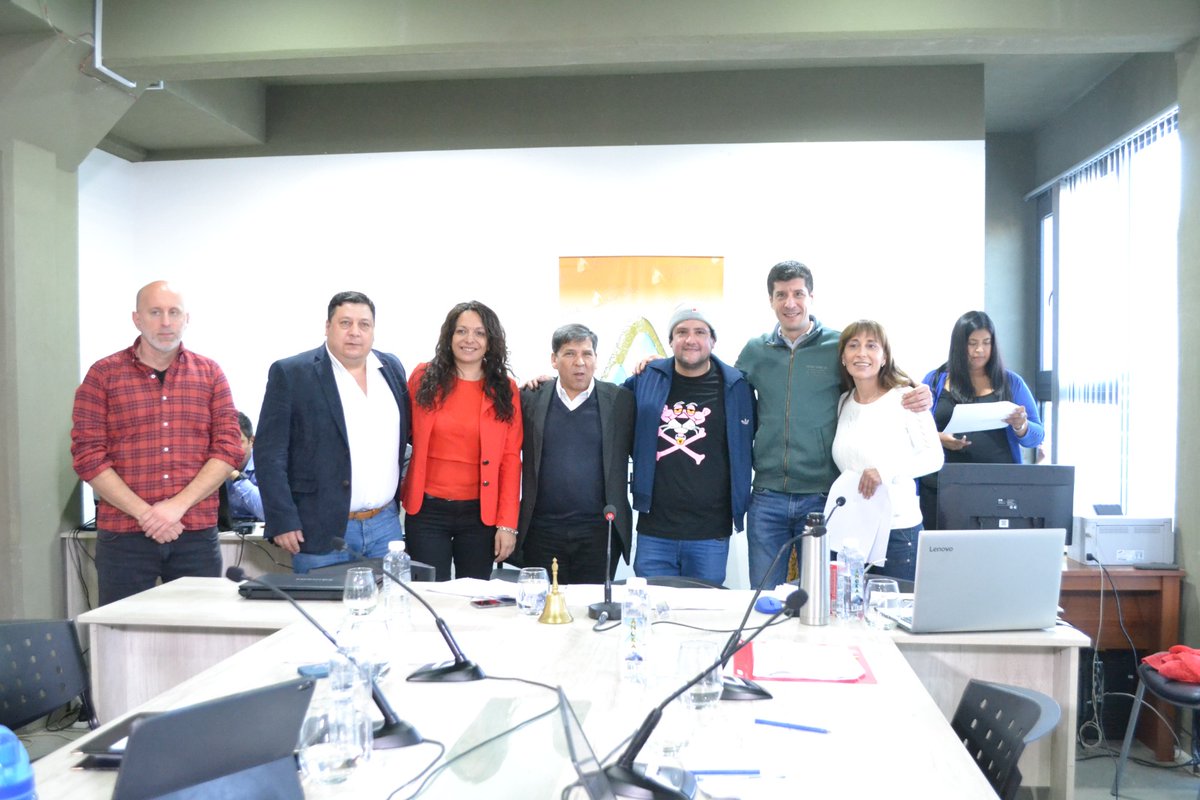 Pino_Ush's tweet photo. Desde el Concejo Deliberante de Ushuaia, declaramos de Interés Municipal a la banda Torocks que cumplió 10 años de trayectoria ¡Felicitaciones!
#ushuaia #musica #cultura #rock #jcpino #cristinalopez #pino2023 #mujeresccna https://t.co/tHMCHEc3wJ