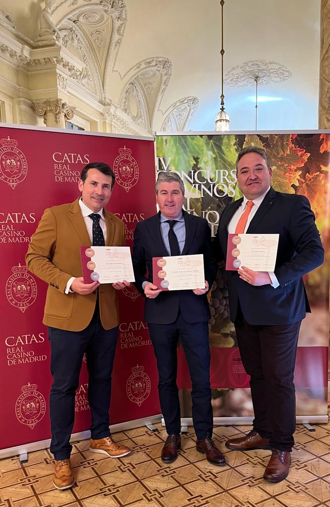 Es un honor recibir esta distinción en las catas del Real Casino de #Madrid junto a Isaac Muga y José Manuel Pérez Ovejas.
   Y gracias a la gran <a href="/isabel_mijares/">María Isabel Mijares</a> por contar con nosotros desde hace años