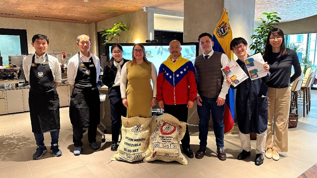 BancoexVE's tweet photo. #EnNoticia 📰|| Venezuela realiza primera exportación de café a Japón luego de 22 años
https://t.co/JdxdxO3nG3 https://t.co/AMPgl3E2rg