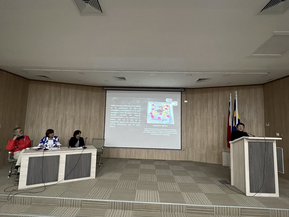 DirecDelTrabajo's tweet photo. 🟣[AHORA] En #Concepcion director @pzenteno01 junto a Seremi @TrabajoBiobio Sandra Quintana y @drt_biobio Roxana Rubio, participan en lanzamiento de “¿Más mujeres en las directivas sindicales? Estudio de casos en la región del Biobío” Cuaderno de Investigación N° 65, de la DT https://t.co/DQKzRcdHQ5