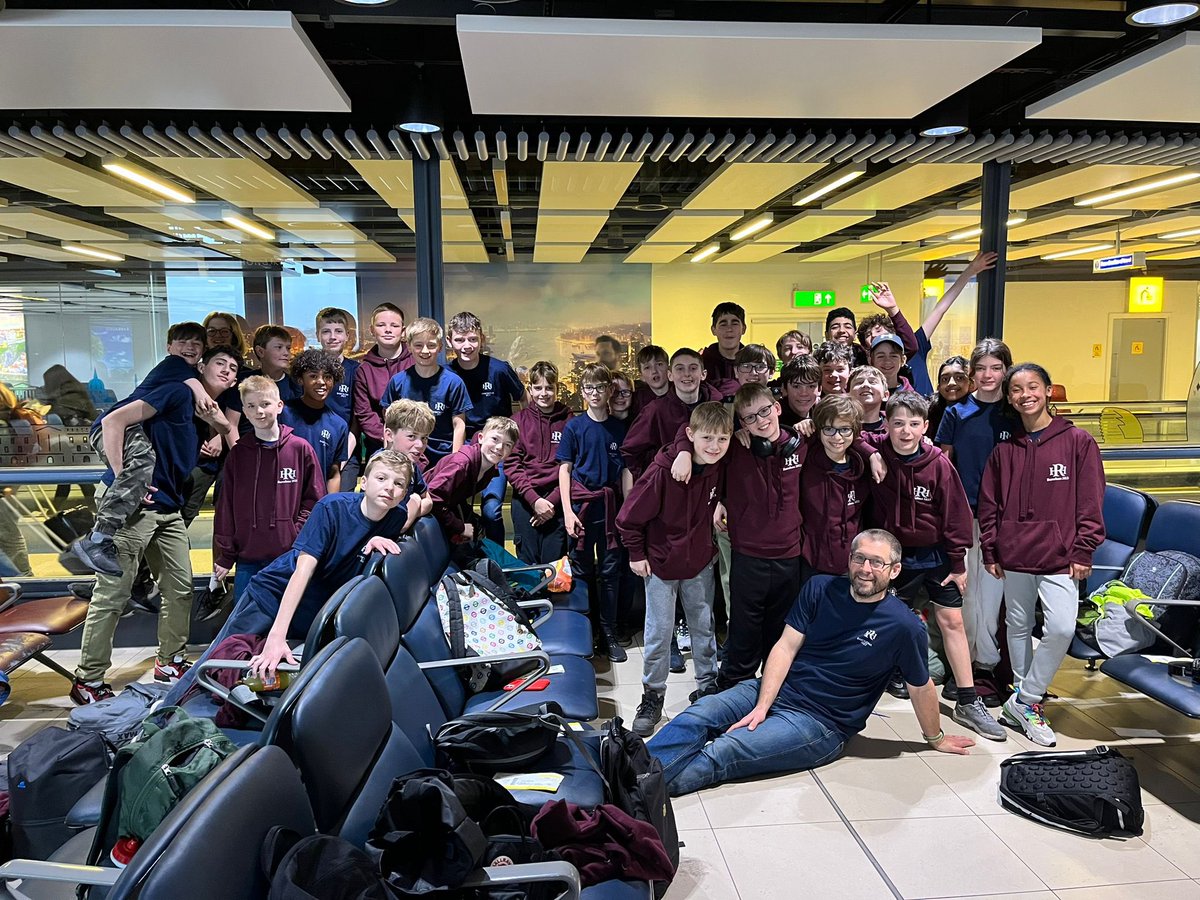 The Junior ⚽️ Tour to Barcelona 🇪🇸 is underway!

After a 5am ⏰ the group ✈️ to Spain before spending the day on a city tour!

Evening meal in the hotel tonight & down time- matches & training start tomorrow 😃

#barcelona2023 #excellence  @HalsburySport @RadnorHouseTW