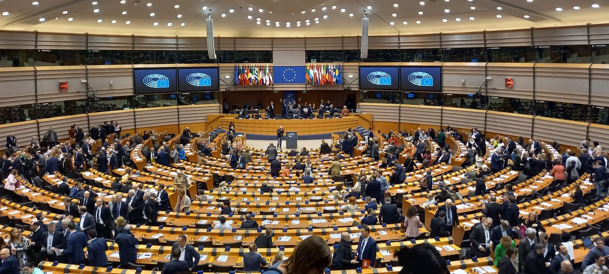 EsabacSuger's tweet photo. Les élèves du @lycee_suger ont eu la chance exceptionnelle d'assister ce matin à la plénière du Parlement européen à Bruxelles. 
Merci au député @younousomarjee pour son accueil et ses mots éclairants sur les valeurs et le fonctionnement des institutions 🇪🇺 
#ErasmusPlus https://t.co/Al7UbKGXmq