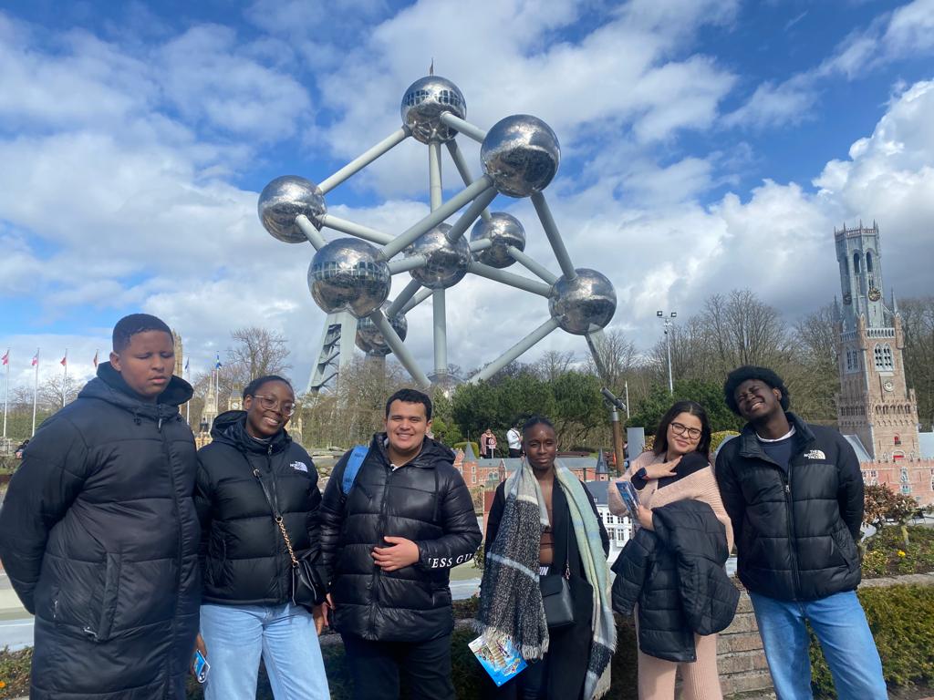 Les élèves du <a href="/lycee_suger/">Lycée Suger</a> ont eu la chance exceptionnelle d'assister ce matin à la plénière du Parlement européen à Bruxelles. 
Merci au député <a href="/younousomarjee/">younous omarjee</a> pour son accueil et ses mots éclairants sur les valeurs et le fonctionnement des institutions 🇪🇺 
#ErasmusPlus