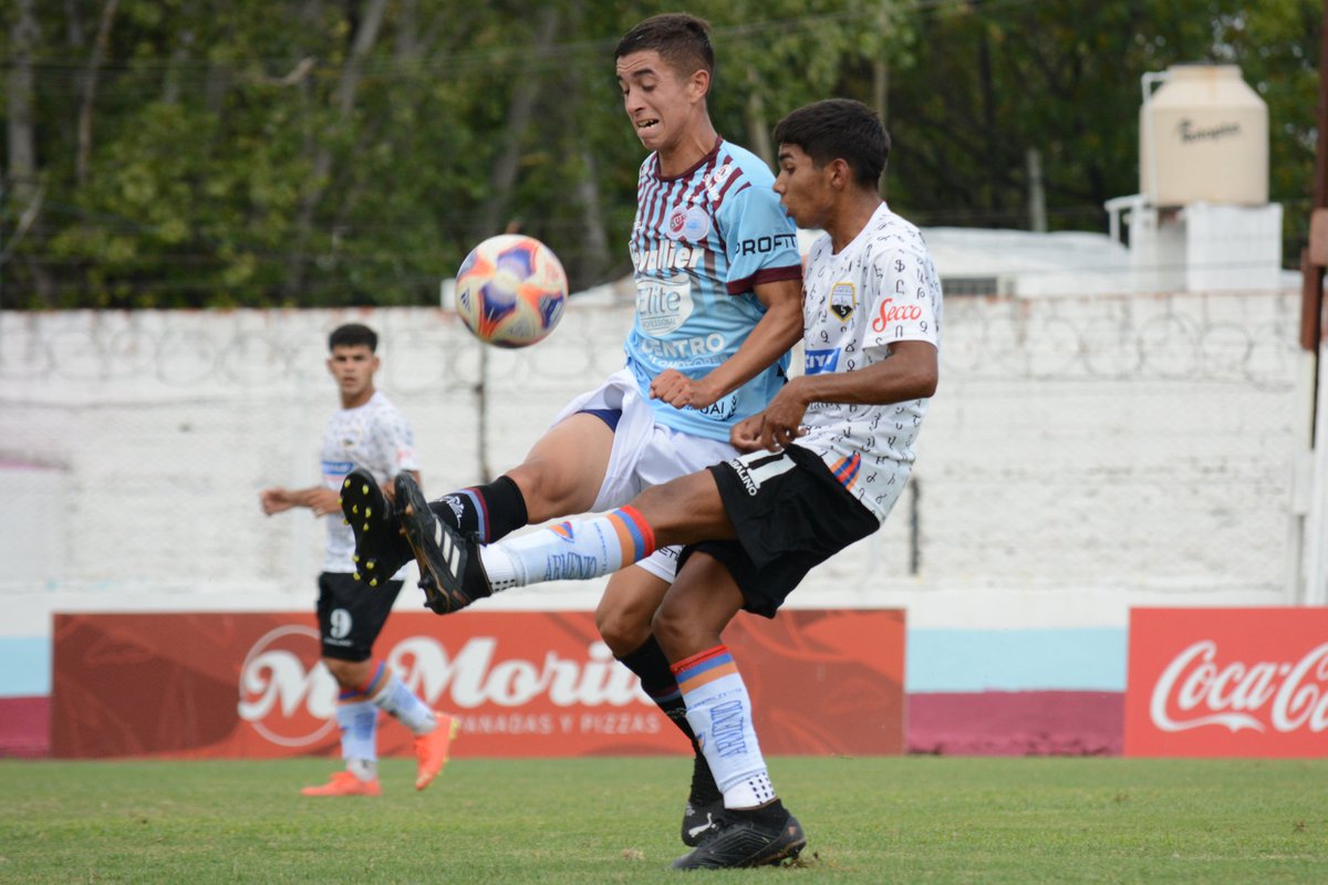 clubuaiurquiza's tweet photo. #FútbolMasculino #Tercera ⚽

#UAIUrquiza 1-2 #DeportivoArmenio

¡Final del partido!

UAI Urquiza no pudo ante el Tricolor como local. Los de Lynch iniciaron ganando con gol de Romano, pero Aliano y Gallo lo dieron vuelta para la visita.

#VamosFurgón 🚂 https://t.co/jBkyTbWr3F