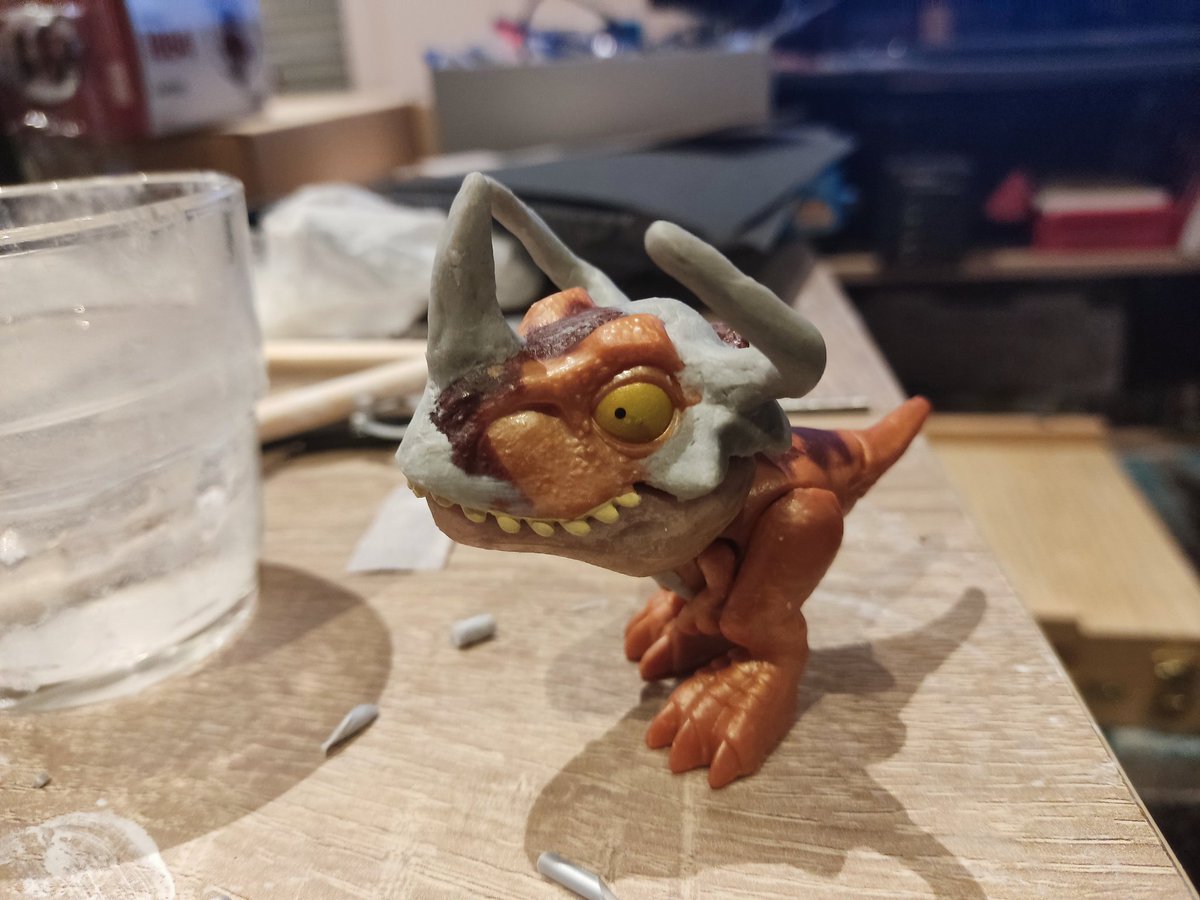 Llua_blue's tweet image. Cooking something 
#digimon  #デジモン #greymon #custom #figure
#sculpt