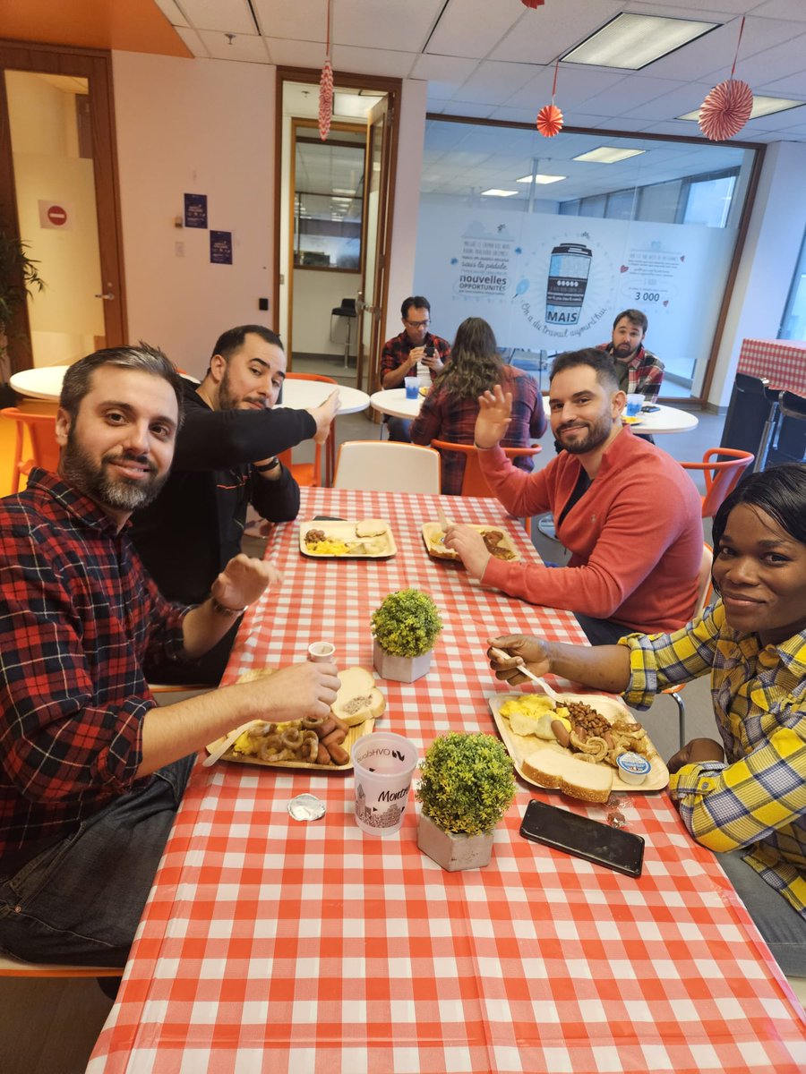 OVHcloud_CA's tweet image. Nous avons revêtu nos plus belles chemises à carreaux pour ce qui est devenu une tradition chez #OVHcloud Canada, le déjeuner style Cabane à Sucre! 🍁 🇨🇦
#OneTeam #OneSugarSchackTeam
