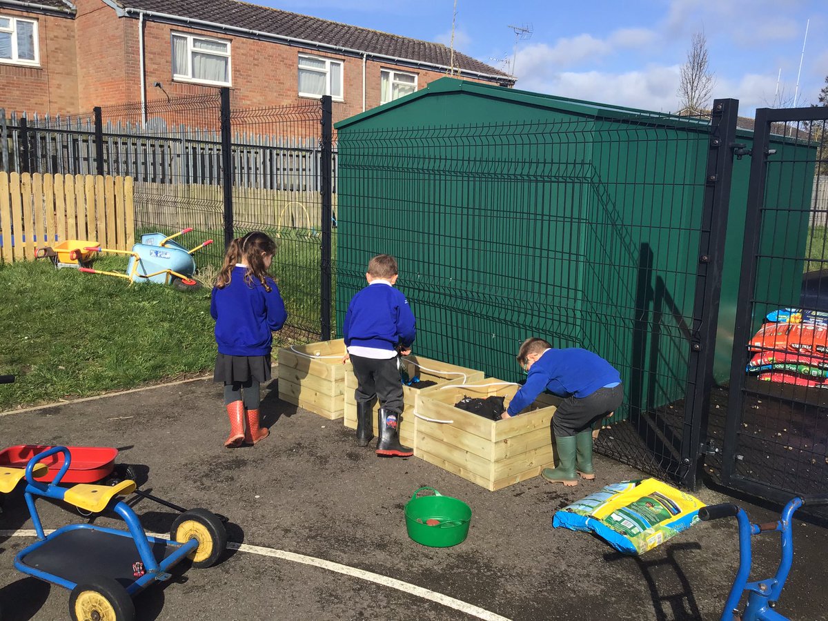 wla_reception's tweet photo. Let the planting commence! @HarbourLearning @WoodlandsA https://t.co/YGdLSGKhDa