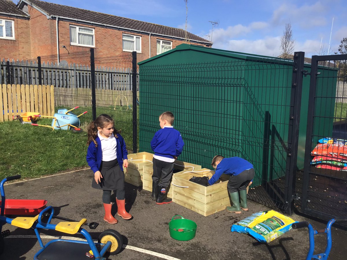 wla_reception's tweet photo. Let the planting commence! @HarbourLearning @WoodlandsA https://t.co/YGdLSGKhDa