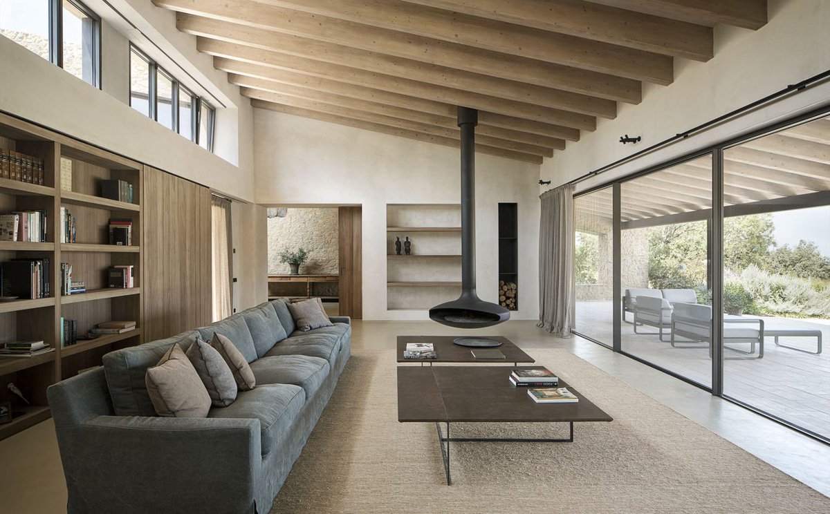 chrisjimenezllc's tweet image. The high ceilings and large windows are just some of the unique #homefeatures at this #coolhouse.  cpix.me/a/166598257