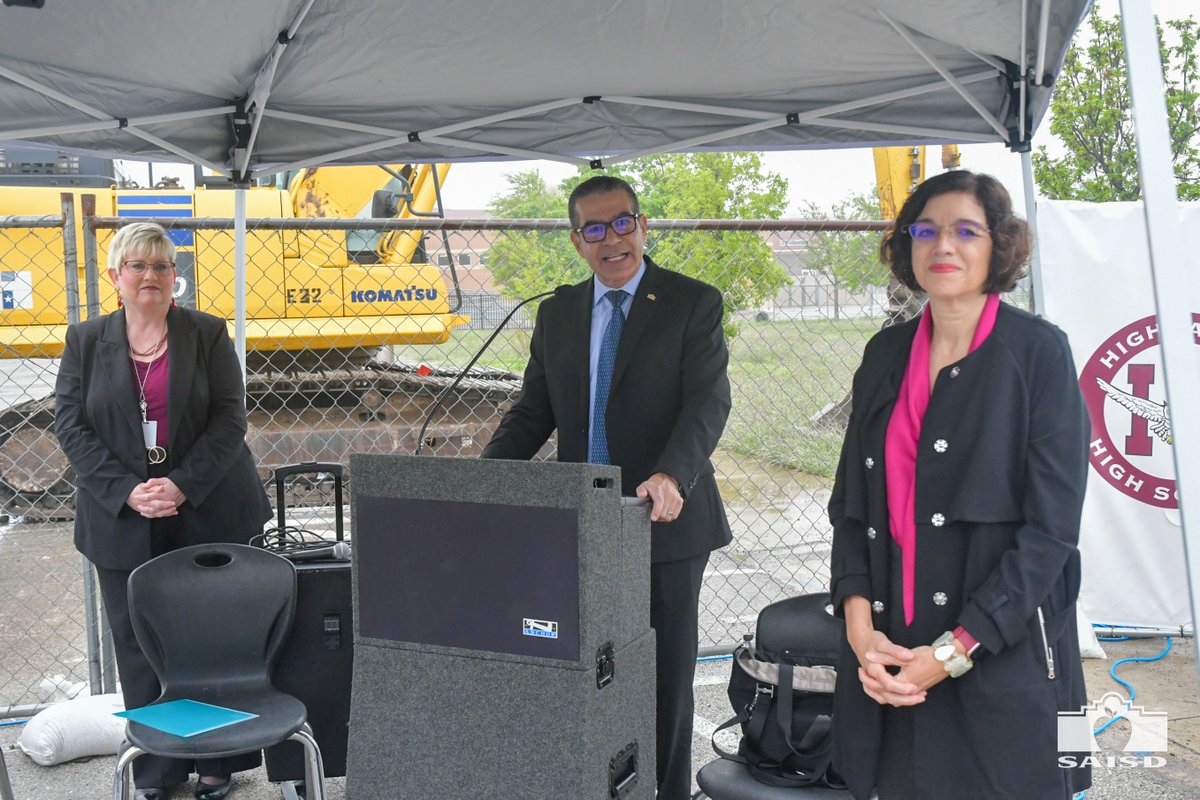 SAISD's tweet photo. We had a celebration marking the start of our Bond 2020 construction at @SAISDHighlands. Thank you @perkinswill @SatPonInc for joining us.
Tuvimos una celebración hoy para comenzar la construcción del Bono 2020 en @SAISDHighlands. Gracias @perkinswill @SatPonInc por acompañarnos. https://t.co/j7NrqY3DbS