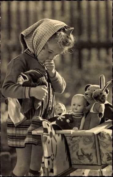 Es gibt nichts Wunderbareres 
und Unbegreiflicheres und nichts, 
was uns fremder wird 
und gründlicher verloren geht 
als die Seele des spielenden Kindes.

~ Hermann Hesse ~
    Buch: Jedem Anfang wohnt ein Zauber inne