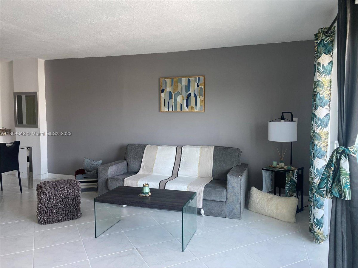 VaneauMiami's tweet photo. For Rent - A louer - Se alquila
Furnished 1 bedroom plus den in the heart of South Beach - available May 2nd. $2,600/m : https://t.co/hkxhkoq4P4
#miamibeach #vaneau #forrent #southbeach #miamibeachrealestate https://t.co/ZtQ6XDOH0n