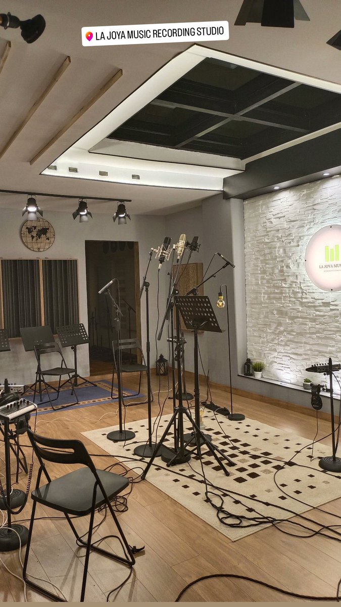 estudiolajoya's tweet photo. Sesión preparada. 🎥🛑✨💚🤍
#LaJoyamusic #RecordingStudio #Lucena #Cordoba #Andalucia
#musicians #cinema #strings #session
#recordingstudio #studiorecording #music #audiofilms #cuarteto #stringsmusic #recording #record #RecordingStudio #Bandasonora #film #cine #recordings https://t.co/zUTW2CvxjG