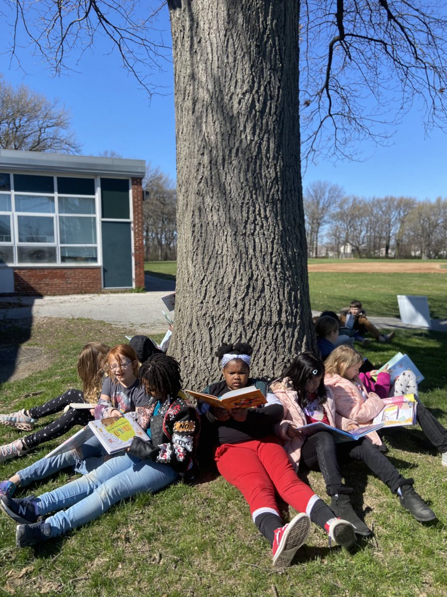 What a beautiful day to visit our Spring StoryWalk and read outside! ☀️ @BattleGroveES @BCPSLMP #bcpslms