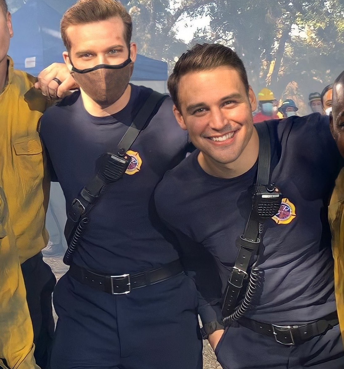 َ on Twitter "this like they rlly did not wanna put their arm around