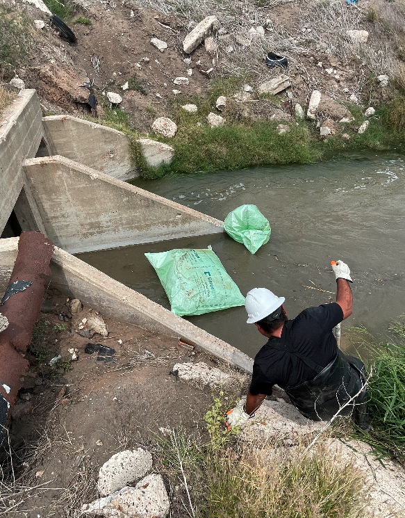 hcdd_1's tweet photo. Our team cleared out a gate from a variety of items that were thrown into one of our ditches.

Please report illegal dumping at 1-800-381-1051❗️

#gohcdd1 #stopillegaldumping https://t.co/TsjDp4TAVL