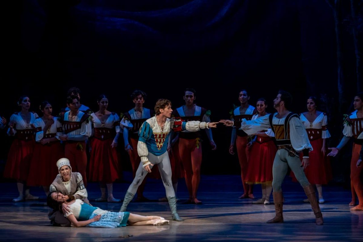 CNDanzaMX's tweet photo. 🪦¿Una campesina regresará de la muerte para defender a su amado?🤔

🩰Descúbrelo en #Giselle, ballet que estaremos presentando en el Teatro de la Ciudad (@TeatrosCdMexico)

Aprovecha HOY el #2x1Ticketmaster🎟️👉 https://t.co/Js2EhWLAle
🗓️MAY: 12 • 20:30h | 13 y 14 • 13h y 18h https://t.co/eJoOao4Jbw