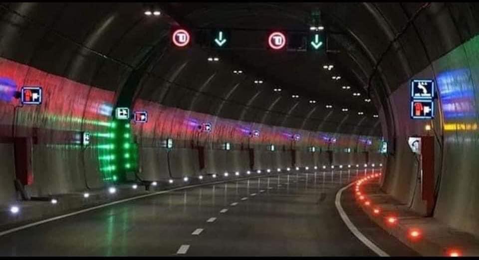 Zigana Tüneli…

Kıvrım,kıvrım meşakkatli yolculuğa artık veda ediyoruz.

Trabzon ve Gümüşhane arasını kısaltan 14,5 km’lik 
tünel çift tüp olarak inşa edildi.

Avrupa’nın en uzun tünelini Nisan’da açıyoruz…

Ülkemize ve Milletimize hayırlı olsun.🇹🇷👏

#ÇalışıncaOluyor
#AkParti