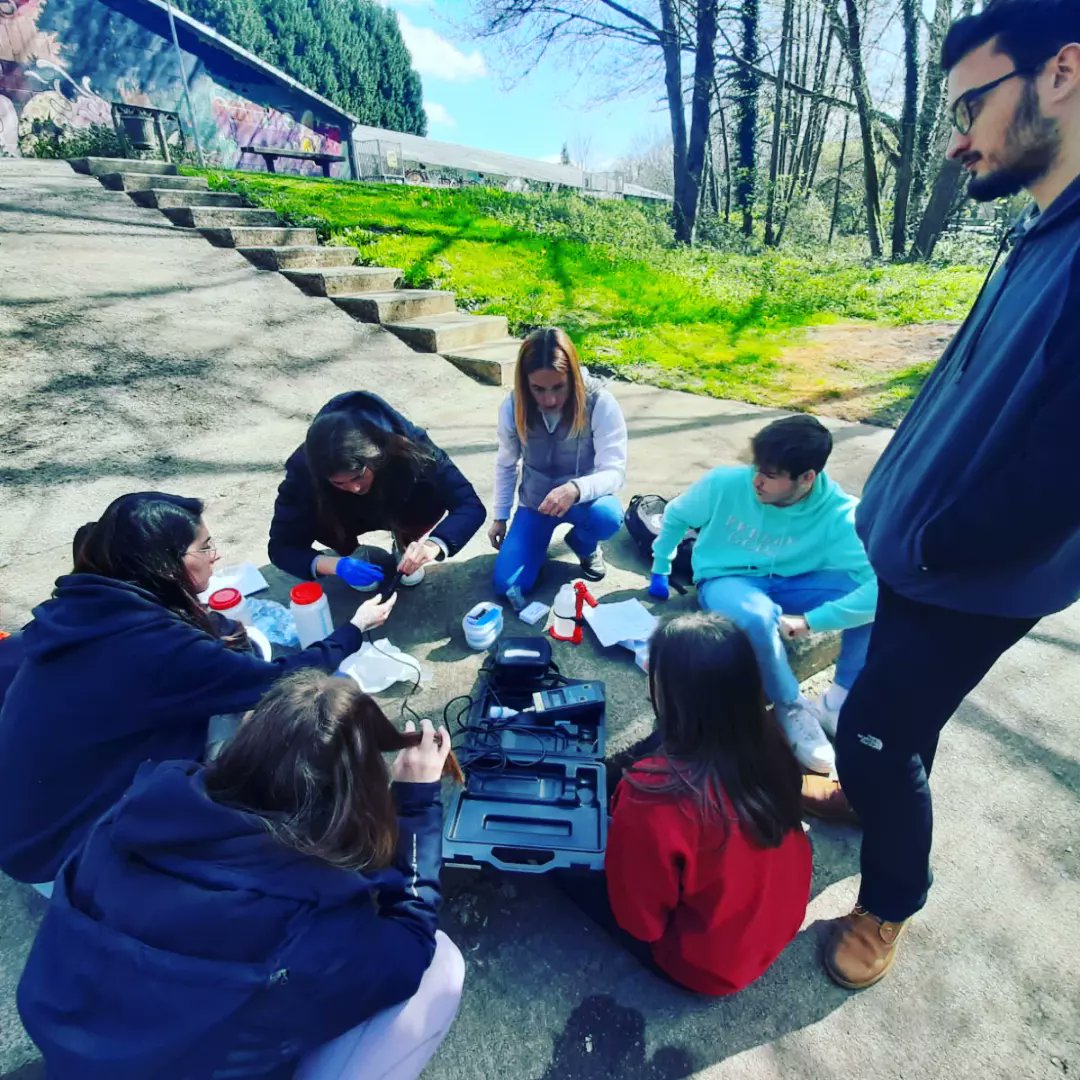 QEscultor's tweet photo. 1° #FP Química y Salud #Ambiental 🌍♻️ de @iesescultorjuan tuvo trabajo de campo:
Muestreo y #análisis 🧪 in situ de #agua ⛲ en 3 puntos del río Nora.
Se analizaron: #temperatura🌡️, pH, conductividad, #turbidez, oxígeno disuelto y amonio.
#YoCreoEnLaFP
#SinCienciaNoHayFuturo https://t.co/B8vCXqbUVY