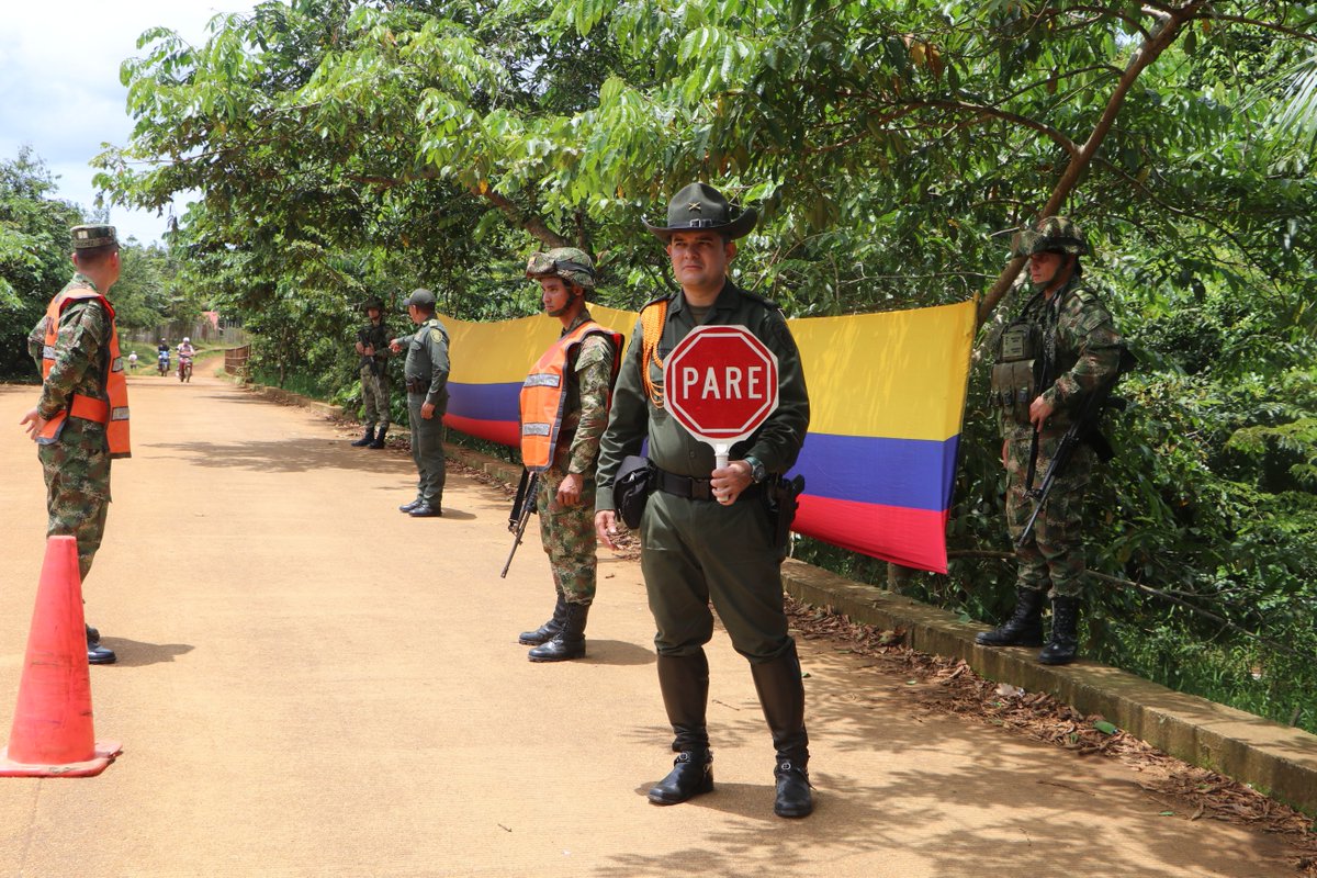 PoliciaVaupes's tweet image. El grupo de @ProteccionPonal, @CarabinerosCol y #PRECI en acompañamiento del @Ejercito_Div4 realizan invitación a la comunidad a participar de la semana mayor, donde se van a donar plántulas frutales de la región #PlanPorUnAmbienteSostenibleYSeguro #YoProtejoElAmbiente