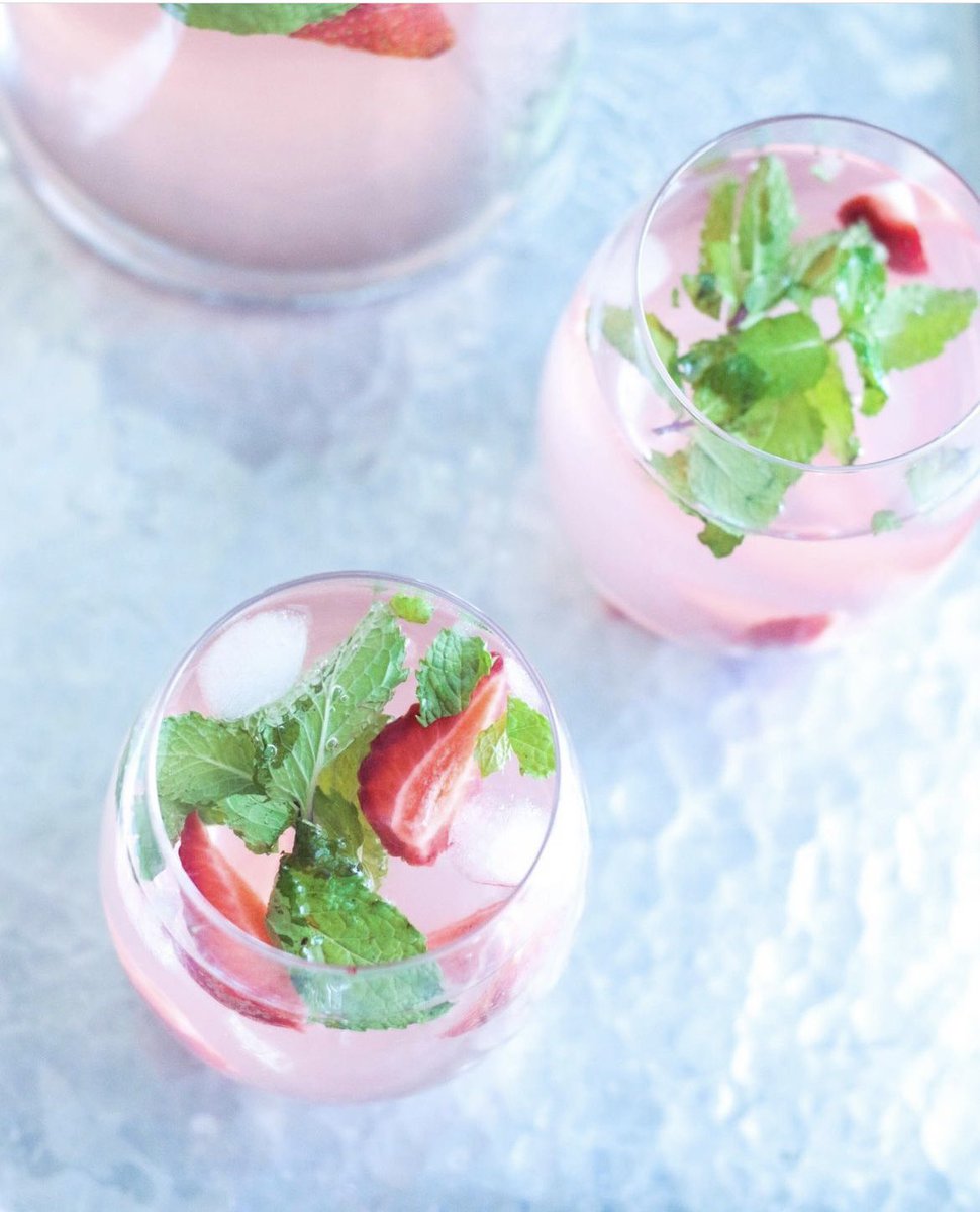 Keto Strawberry Lemonade Mojitos by @ibreatheimhungry 
#keto #ketodiet #ketofood #ketoweightloss #lowcarb #lowcarbdiet