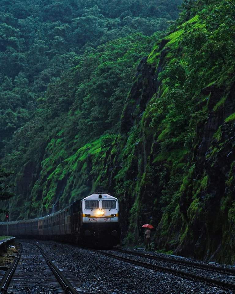 string_hopper's tweet photo. @arkanl_neriman #indianrailway 🇮🇳🇮🇳🇮🇳 https://t.co/kOvln88YCj