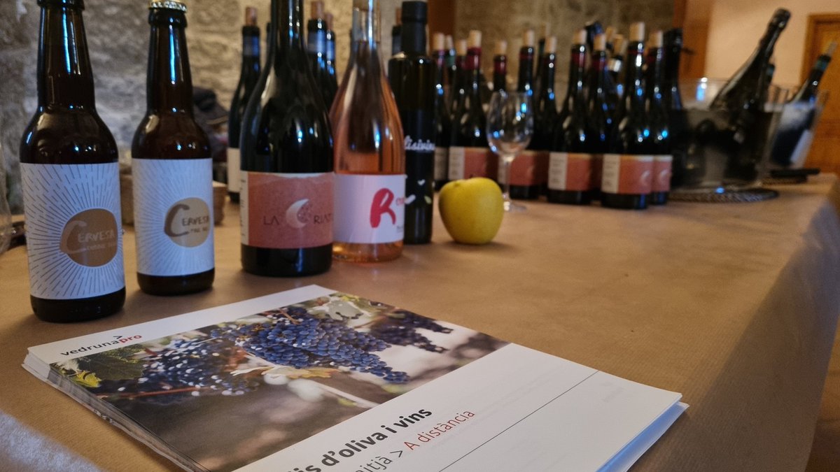 VedrunaCat's tweet photo. Creativitat i mètode van junts en l'extracció d'olis i vins 🫒🍇 Avui presentem a Manresa l'Escola de Vitivinicultura de la Catalunya Central. Gràcies @vedrunaartes per fer-ho possible! #VedrunaPro https://t.co/t3VOuVA2Ic