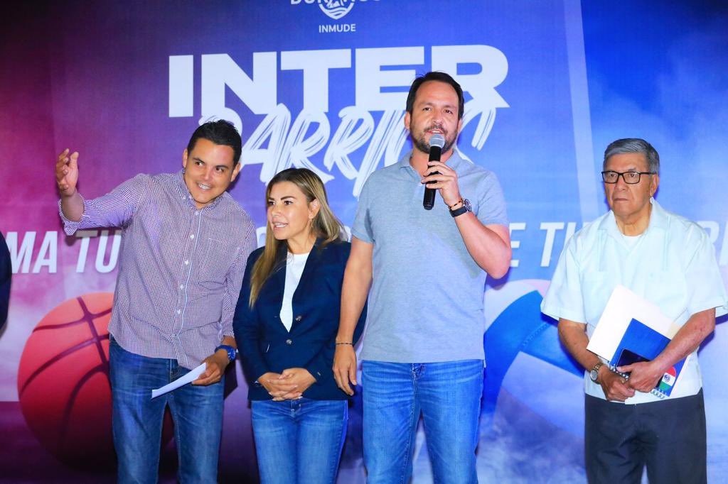 DurangoCap's tweet photo. 📸 Del barrio a la cancha, para disfrutar, convivir y competir sanamente, porque en #Durango hay un montón de talento.
Ya arrancamos los #InterBarrios.
⚽️🏐🏀 https://t.co/OXnZr6pdeg