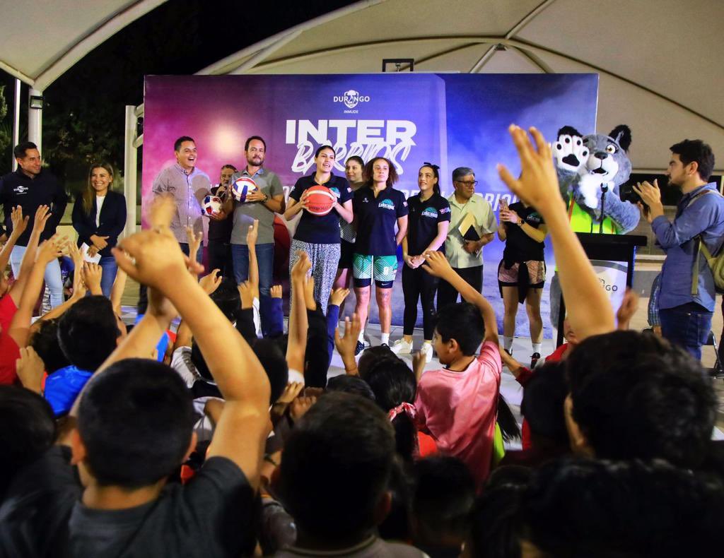 DurangoCap's tweet photo. 📸 Del barrio a la cancha, para disfrutar, convivir y competir sanamente, porque en #Durango hay un montón de talento.
Ya arrancamos los #InterBarrios.
⚽️🏐🏀 https://t.co/OXnZr6pdeg