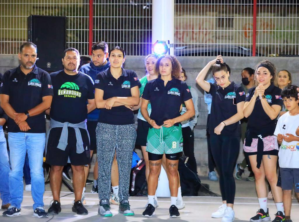 DurangoCap's tweet photo. 📸 Del barrio a la cancha, para disfrutar, convivir y competir sanamente, porque en #Durango hay un montón de talento.
Ya arrancamos los #InterBarrios.
⚽️🏐🏀 https://t.co/OXnZr6pdeg