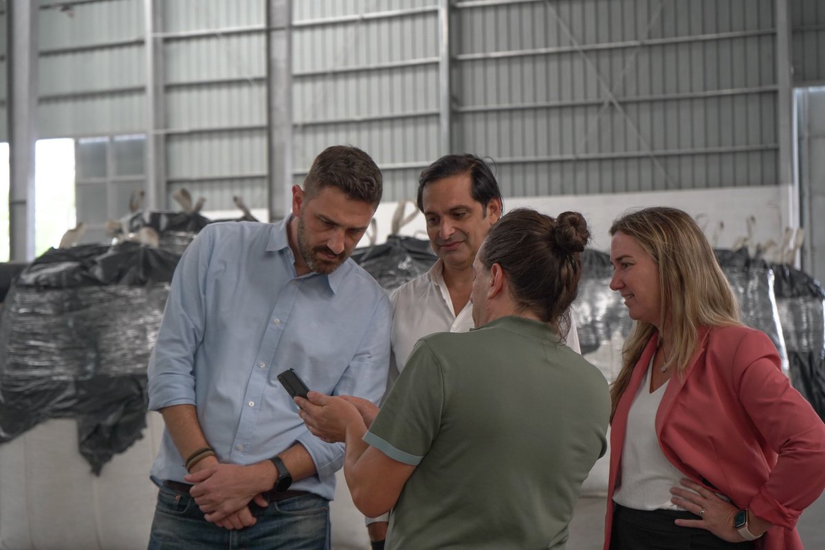 EnriqueeEstevez's tweet image. Hoy recorrimos dos #Pymes rosarinas del cordón industrial de Battle y Ordóñez. Ambas incorporan innovación productiva para cuidar el ambiente a partir de la re utilización ♻️ de plástico. Ese modelo de desarrollo es el que queremos para nuestra ciudad 👍  #WPD #LEDSA #Poliversal