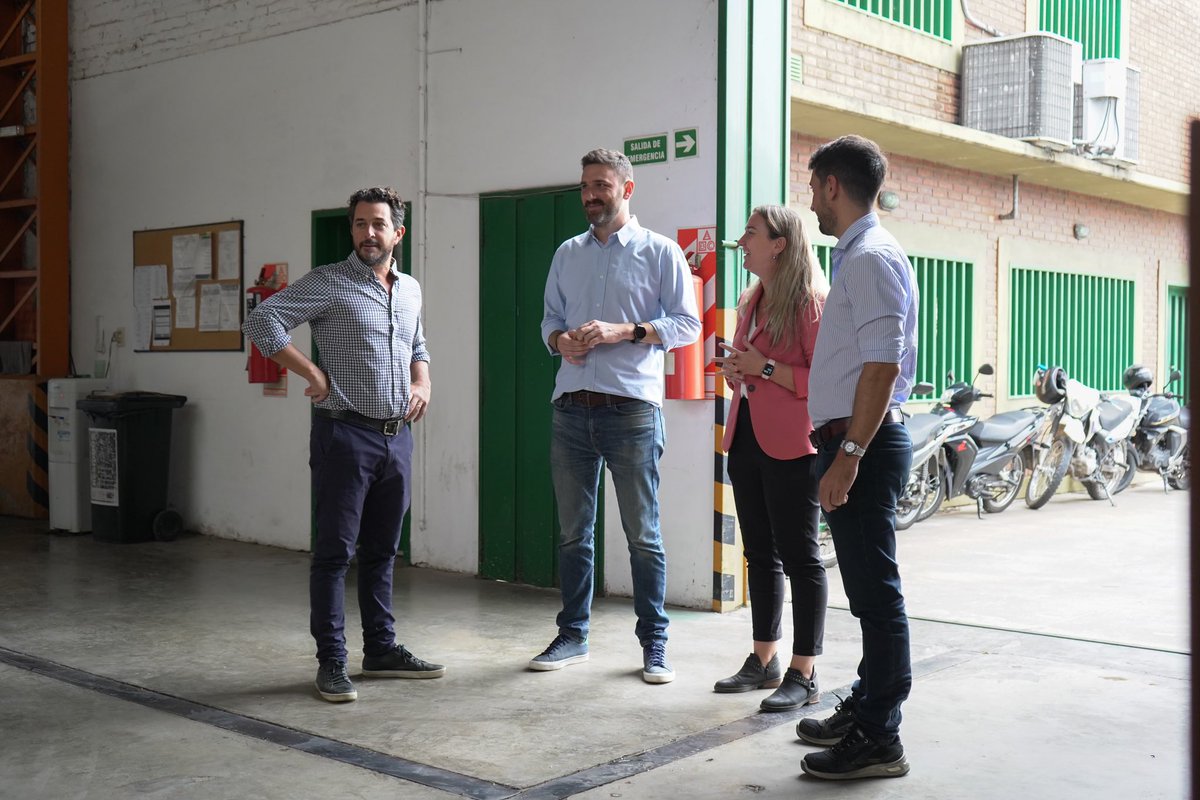 EnriqueeEstevez's tweet image. Hoy recorrimos dos #Pymes rosarinas del cordón industrial de Battle y Ordóñez. Ambas incorporan innovación productiva para cuidar el ambiente a partir de la re utilización ♻️ de plástico. Ese modelo de desarrollo es el que queremos para nuestra ciudad 👍  #WPD #LEDSA #Poliversal