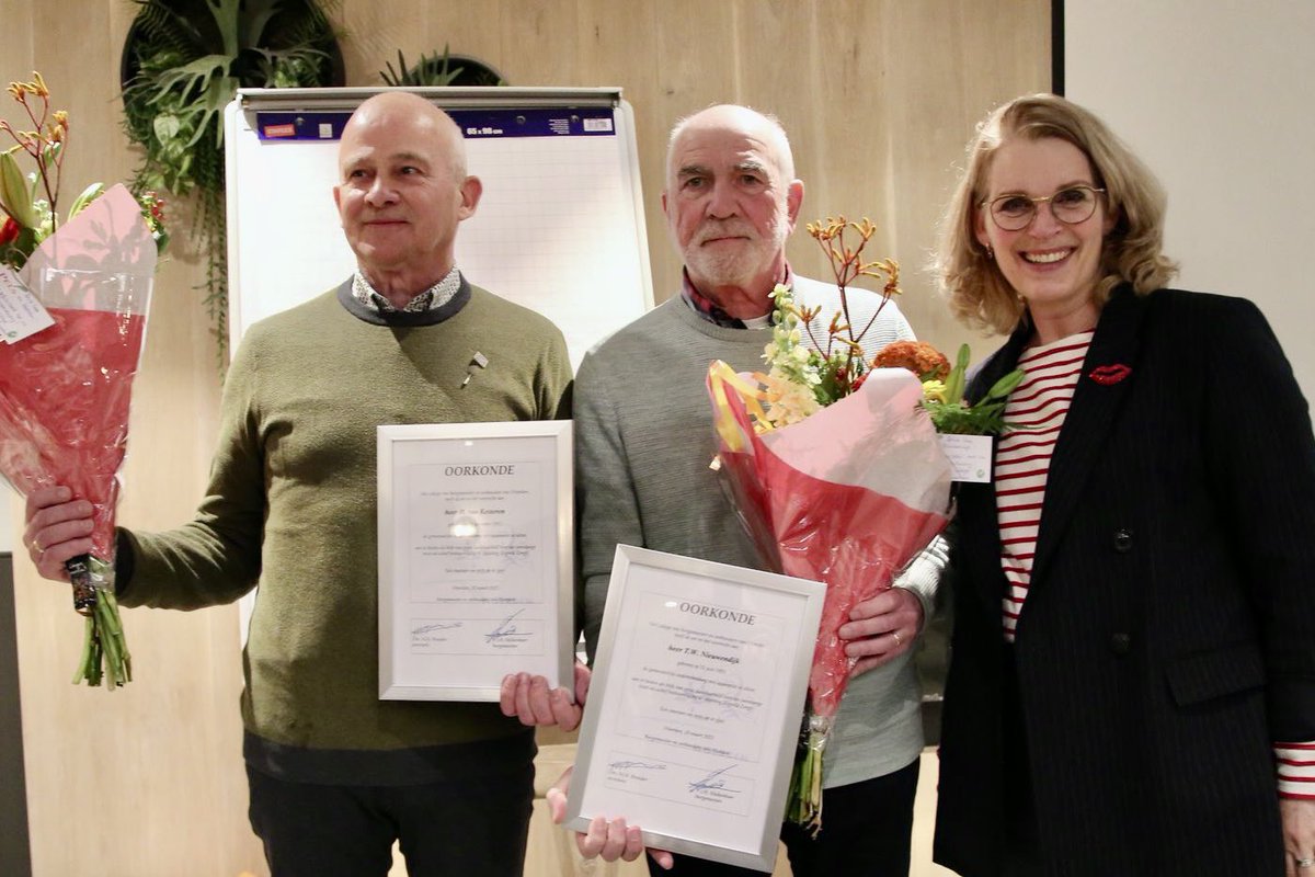 Afscheid van 2 bestuursleden-van-het-eerste-uur van ZegveldZorgt. Beiden ontvingen de zilveren speld van <a href="/gemeentewoerden/">gemeente Woerden</a> want ze hebben veel tot stand gebracht. Een bloeiende coöperatie en een bijzonder woonproject!