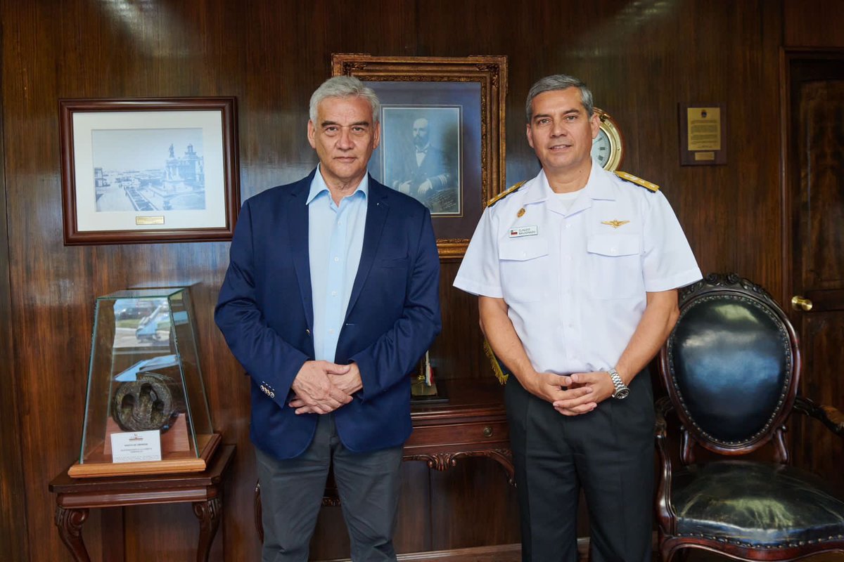 SubseDefensa's tweet photo. En terreno | El Subsecretario de Defensa @VictorBarrueto se reunió con el Contraalmirante Claudio Maldonado, Comandante en Jefe de la Cuarta Zona Naval, donde conoció las capacidades logísticas y operativas de la #Armada_Chile en el extremo norte del país. https://t.co/QL6LUypQJJ