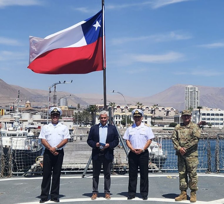 SubseDefensa's tweet photo. En terreno | El Subsecretario de Defensa @VictorBarrueto se reunió con el Contraalmirante Claudio Maldonado, Comandante en Jefe de la Cuarta Zona Naval, donde conoció las capacidades logísticas y operativas de la #Armada_Chile en el extremo norte del país. https://t.co/QL6LUypQJJ