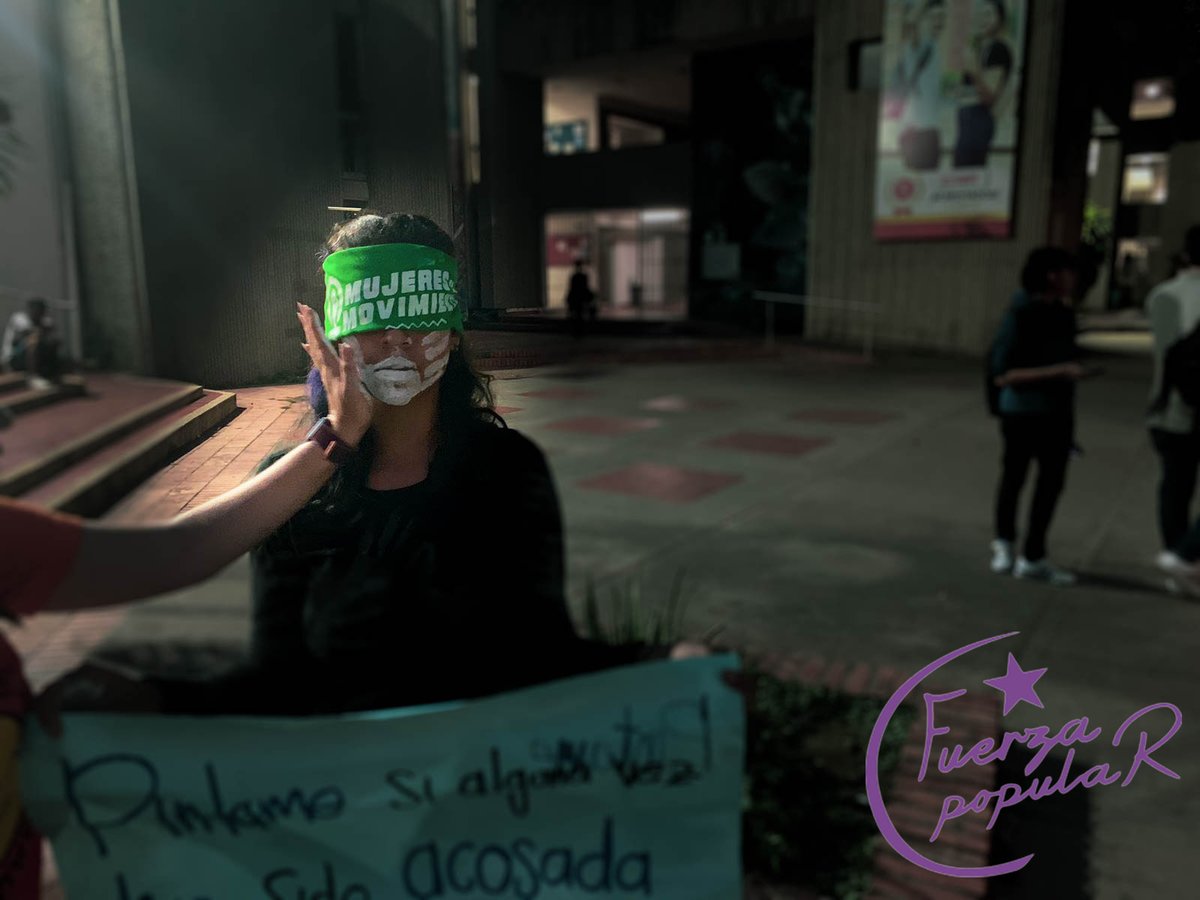 FronteraPopular's tweet photo. 🚨El pasado 15 de Marzo llegamos con:
🗣️Performance y Cine-Fem a la U❗
💥Reivindicando la🧕mujer,👩joven,👧niña que convive en nuestro campus y sociedad
Desde el ARTE🎭y el CINE🎥
Construyendo Universidad❗
#MujeresEnMovimiento #SomosFuerza #persepolis #MesInternacionaldelaMujer https://t.co/qDnRz10ODT