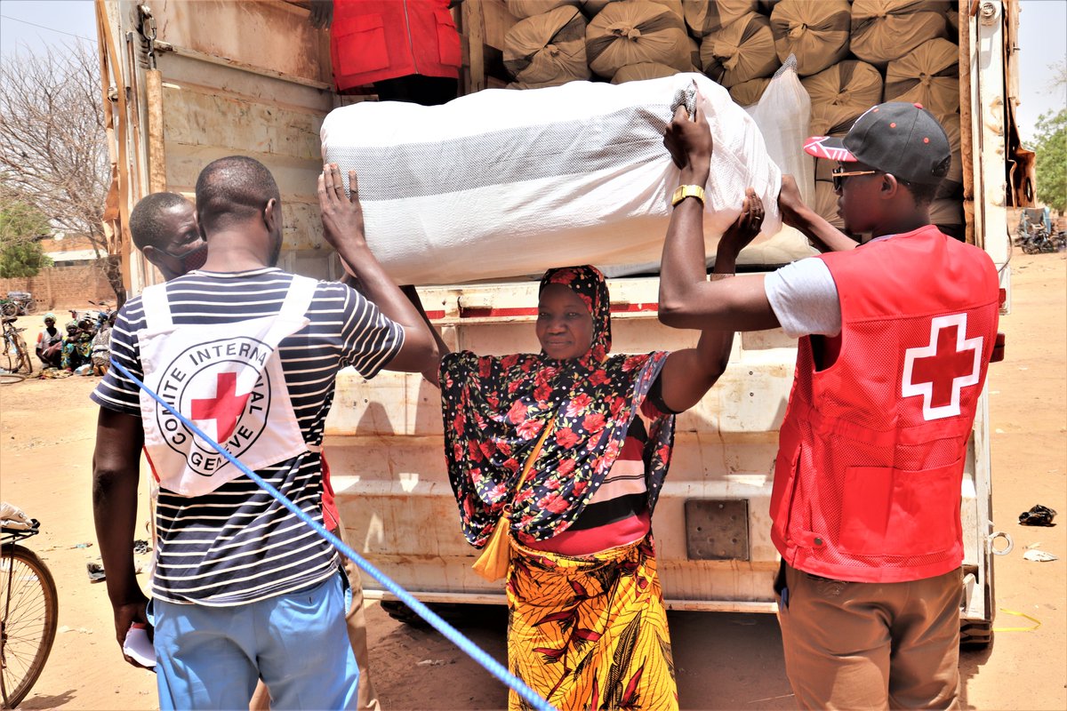 LaurentSaugy's tweet photo. A #Gourcy #Nord #BurkinaFaso, 400 personnes déplacées ont reçu des kits essentiels de ménages composés de nattes, de couvertures, d’ustensiles de cuisines, de savons, de moustiquaires, de lampes solaires…de la part du @CICR_Afrique pour leur permettre de préserver leur dignité. https://t.co/Scpmv6qsEv